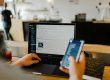 Pantalla con alerta de ciberseguridad — brecha de seguridad de datos personales y notificación a la AEPD en 72 horas