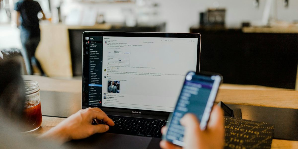 Brecha de seguridad datos personales notificación AEPD 72 horas RGPD Pantalla con alerta de ciberseguridad — brecha de seguridad de datos personales y notificación a la AEPD en 72 horas