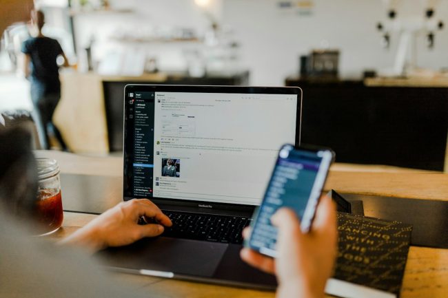 Brecha de seguridad datos personales notificación AEPD 72 horas RGPD Pantalla con alerta de ciberseguridad — brecha de seguridad de datos personales y notificación a la AEPD en 72 horas