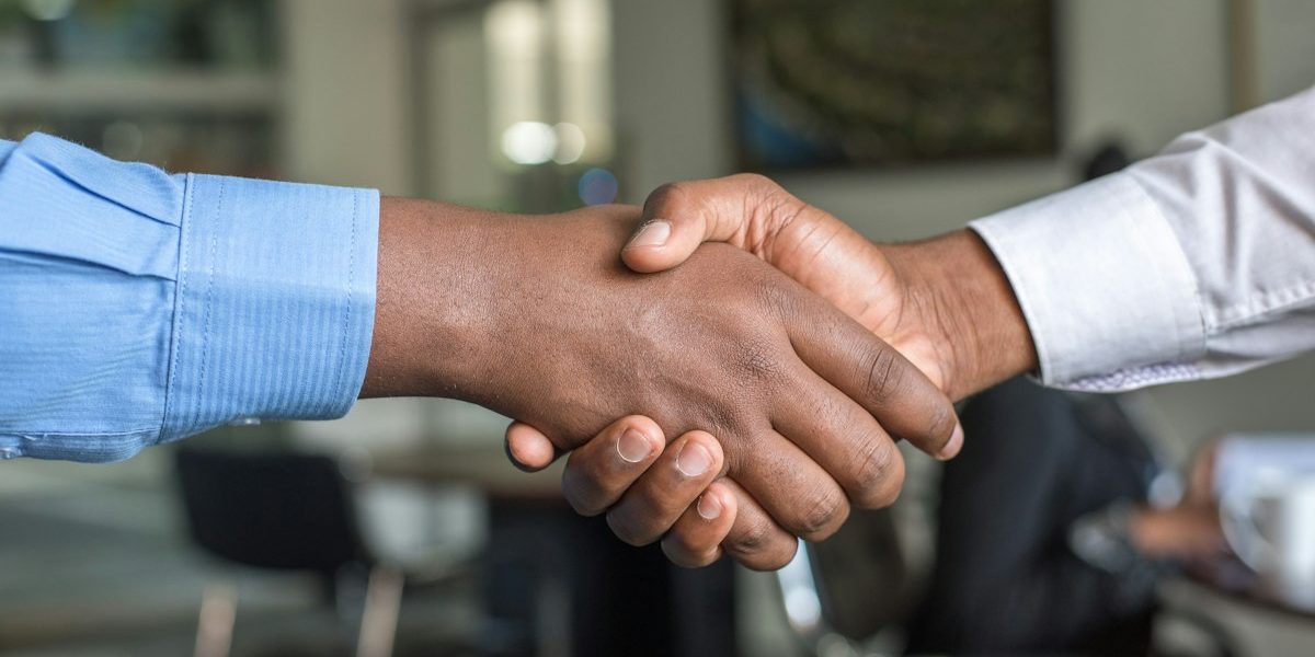 Contrato encargados del tratamiento artículo 28 RGPD Apretón de manos sobre contrato — contrato con encargados del tratamiento obligatorio según artículo 28 RGPD