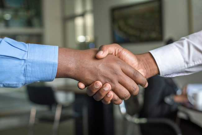 Contrato encargados del tratamiento artículo 28 RGPD Apretón de manos sobre contrato — contrato con encargados del tratamiento obligatorio según artículo 28 RGPD