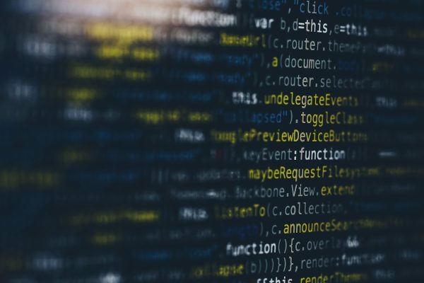 Código de una página web en pantalla, representando el cumplimiento de la LSSI-CE y la LGDCU en webs y tiendas online