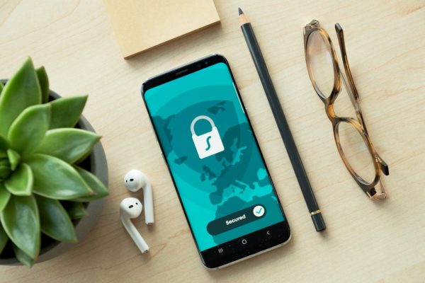 Teléfono móvil con un icono de candado de seguridad, representando la adaptación al RGPD y la LOPDGDD