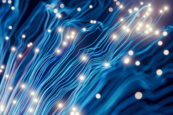 Primer plano de una placa de circuito, representando los sistemas de inteligencia artificial regulados por el AI Act