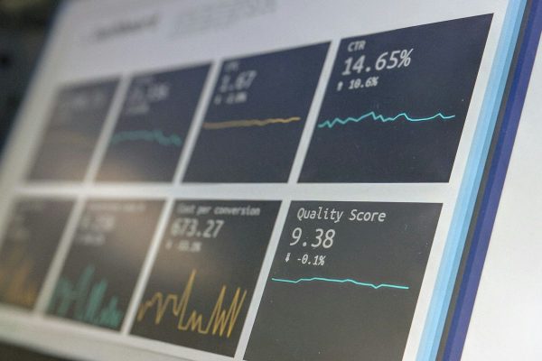 Pantalla de monitorización de sistemas, representando la gestión de riesgos e incidentes de ciberseguridad de la directiva NIS2