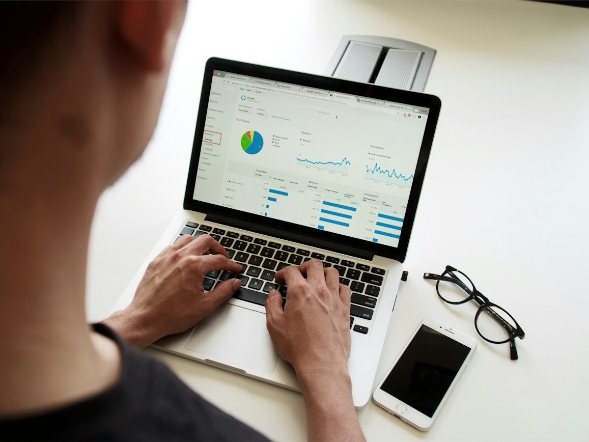 Política de uso de IA en la empresa portátil y herramientas de IA Persona trabajando con un portátil y herramientas de IA, representando la política de uso de inteligencia artificial en la empresa