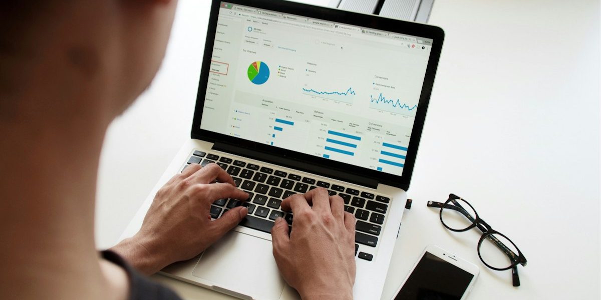 Política de uso de IA en la empresa portátil y herramientas de IA Persona trabajando con un portátil y herramientas de IA, representando la política de uso de inteligencia artificial en la empresa