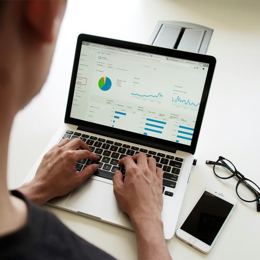 Persona trabajando con un portátil y herramientas de IA, representando la política de uso de inteligencia artificial en la empresa