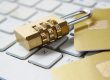Candado dorado sobre un teclado de ordenador, símbolo de la protección de datos para empresas