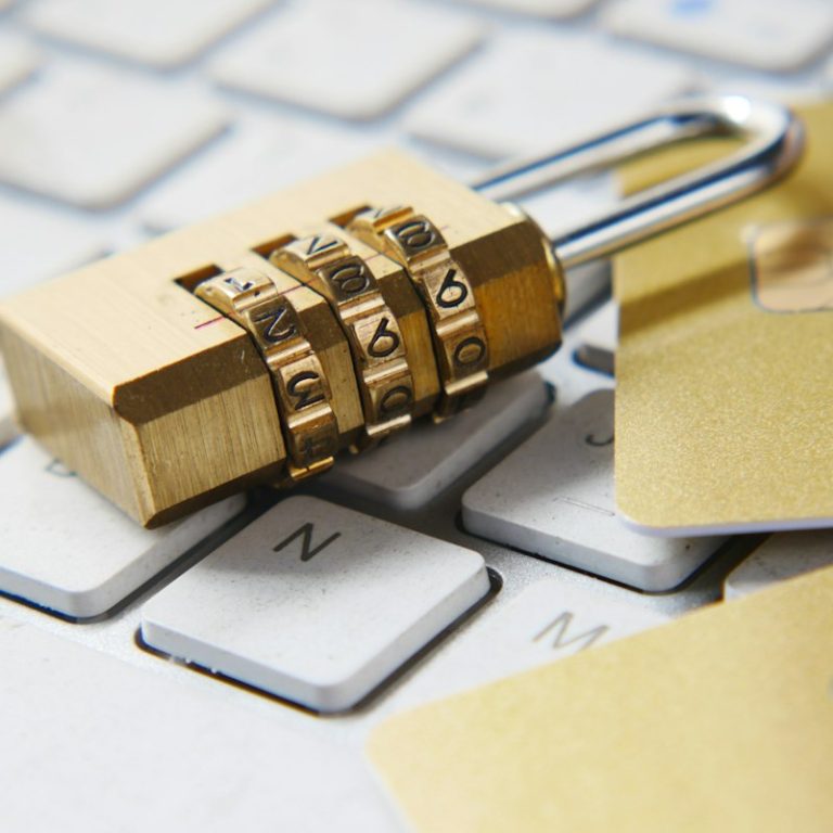 Candado dorado sobre un teclado de ordenador, símbolo de la protección de datos para empresas