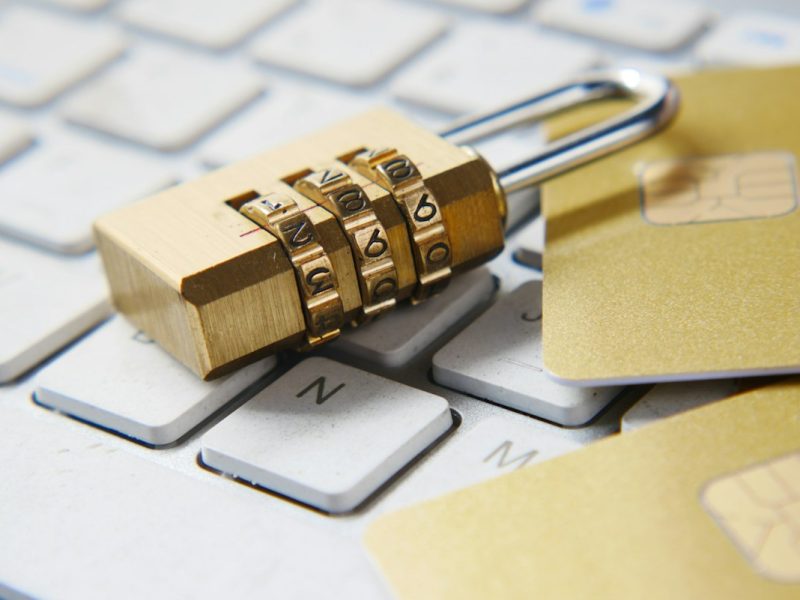 Candado dorado sobre un teclado de ordenador, símbolo de la protección de datos para empresas